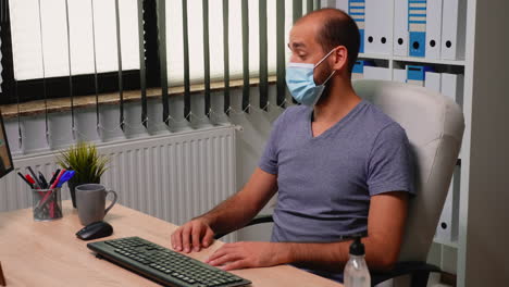 hombre de negocios haciendo una llamada de video usando una máscara