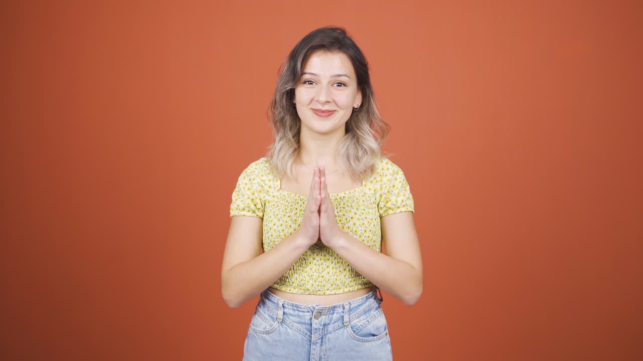 젊은 여성은 카메라에 "와우"라고 말합니다.