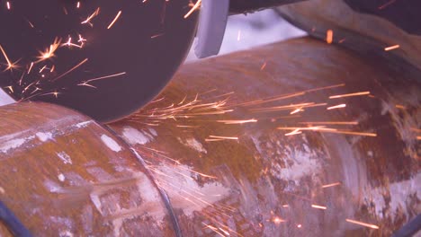 Trabajador-Metalúrgico-De-Cultivos-Con-Guantes-Moliendo-El-Borde-De-La-Artesanía-Metálica