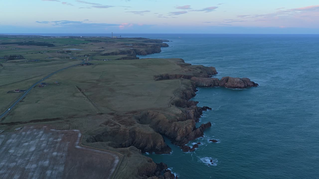 Luftfoto af Slains Castle kystlinje i Skotland i skumringen