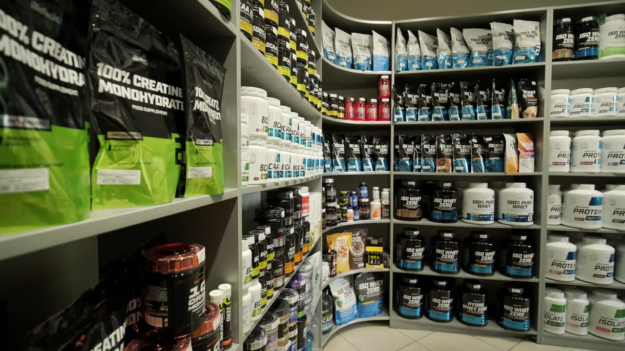 interior de la tienda de nutrición deportiva con una gran selección de suplementos nutricionales.