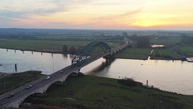 Vista aerea dell'IJsselbrug con veicoli che attraversano il fiume