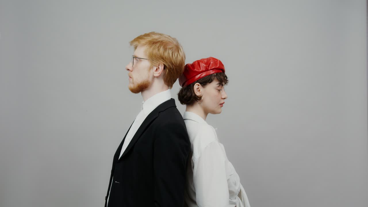 pareja de espaldas a espaldas