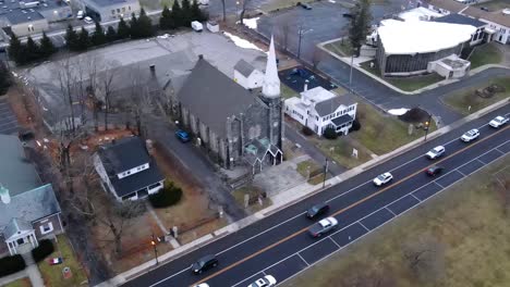 Drohnenaufnahmen-Einer-Kleinstadtkirche-In-Amerika