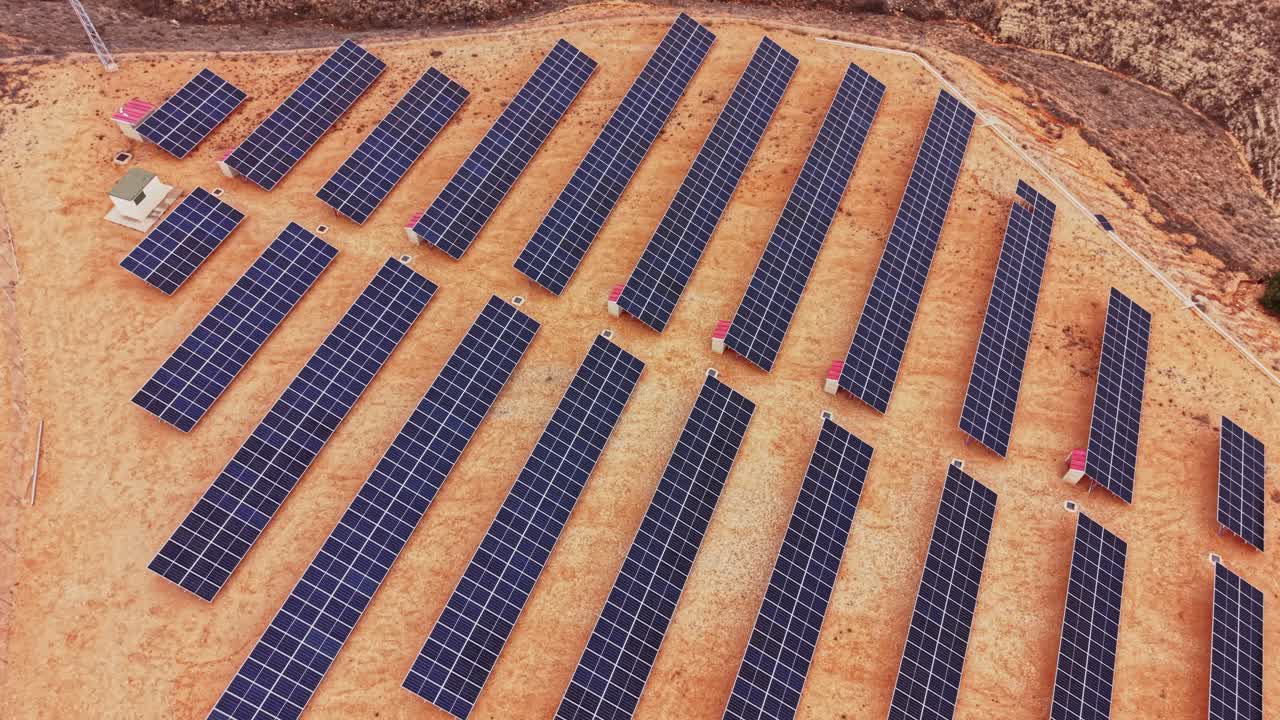 Pannelli solari distribuiti su una zona rurale in Spagna durante il giorno