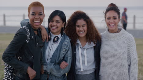 Retrato-De-Un-Grupo-Diverso-De-Mujeres-Riéndose-Disfrutando-De-Una-Feliz-Reunión-Hermosas-Novias-Abrazándose-Divirtiéndose-Juntas-En-Cámara-Lenta-Junto-Al-Mar