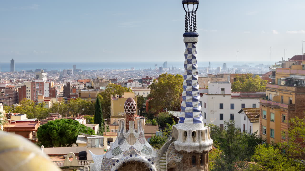 el lapso de tiempo del horizonte de barcelona tomado desde el parc guell.