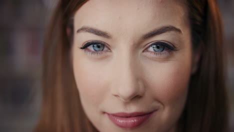 primer plano del retrato de la cara de una hermosa mujer