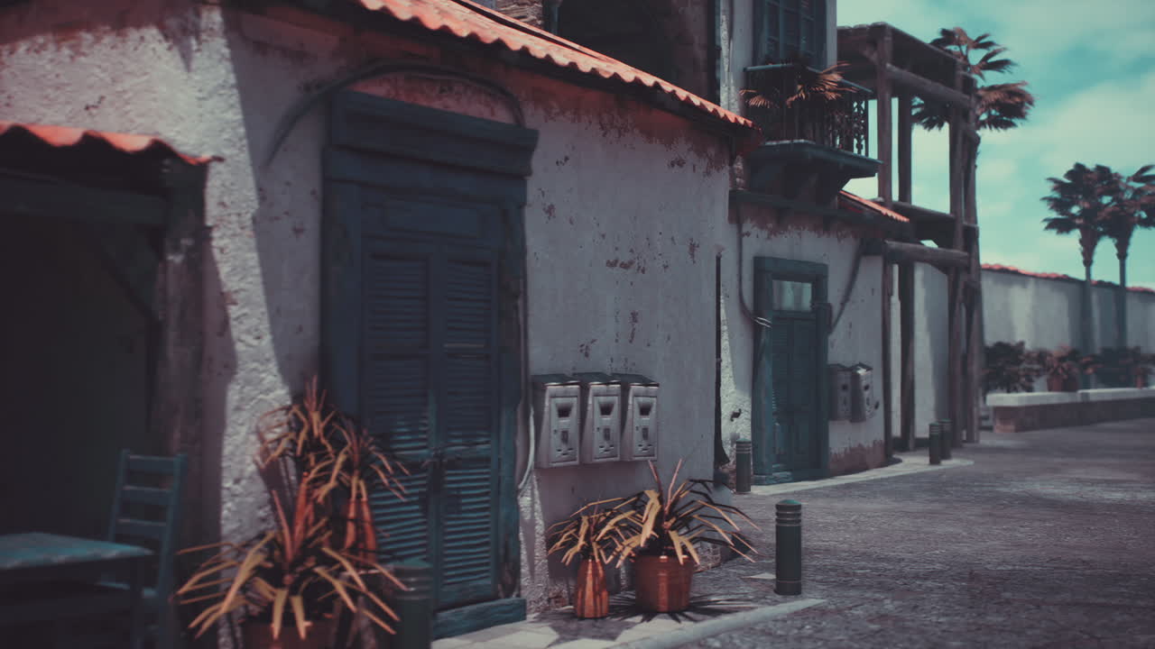 Çanak çömlekle vintage sahne, gölgeli verandaya sahip güneşli çanak çömlek dükkanı
