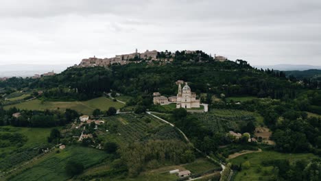 Amplia-Vista-Aérea-De-La-Campiña-Italiana-Con-El-Santuario-De-La-Virgen-En-Un-Lugar-Destacado.