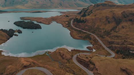 Luftdrohnenaufnahme-Mit-Nach-Oben-Geneigter-Ansicht-Der-Landstraße-Nach-Lagunas-De-Atillo-In-Ecuador