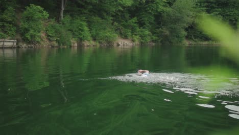 Hombre-En-El-Lago-Entrenamiento-De-Natación-Para-Triatlón