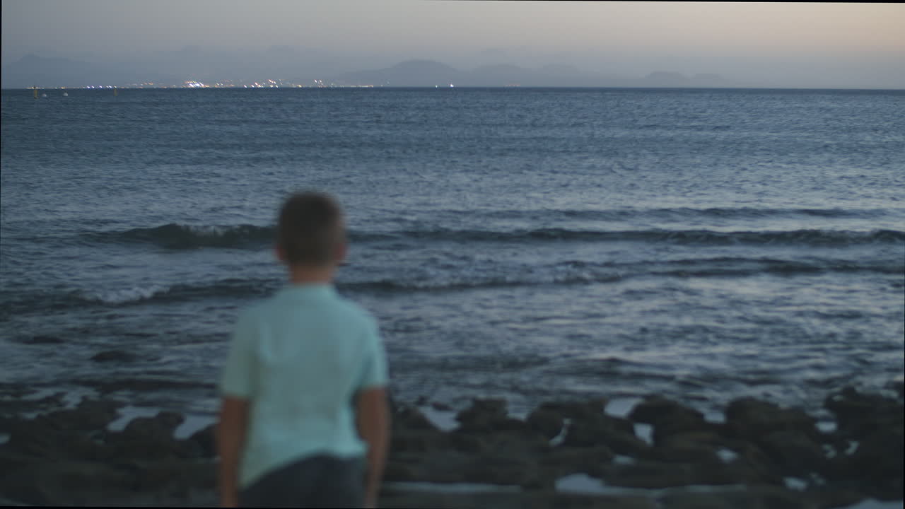 물속으로 돌을 던지는 걸 싫어하는 사람