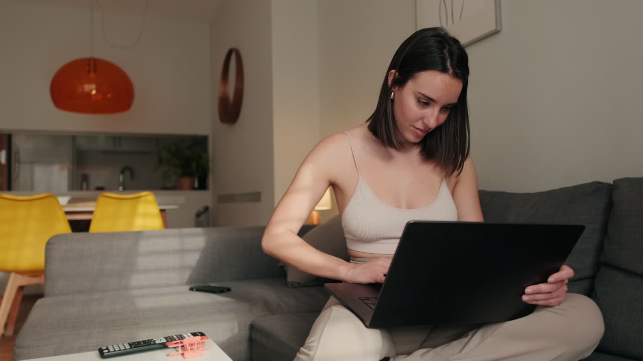 mujer trabajando desde casa en la computadora portátil