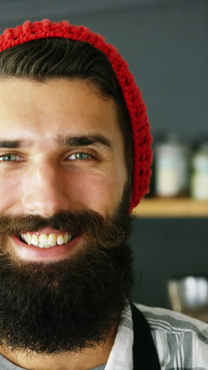 retrato de un camarero de pie con los brazos cruzados
