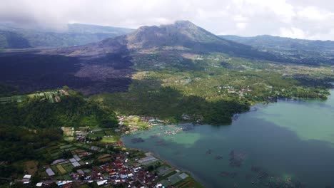 vista panorámica del volcán monte batur y la ciudad rural en bali, indonesia