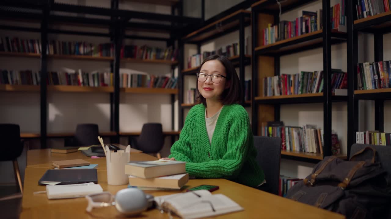 mujer estudiando en una biblioteca