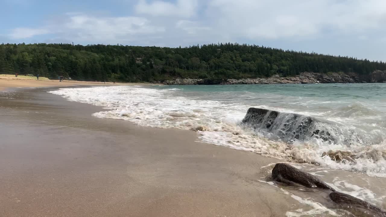 Plaża piaskowa w 4K w Parku Narodowym Acadia, niedaleko Bar Harbor w stanie Maine.