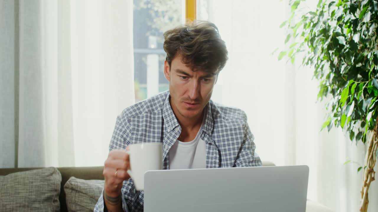 집에서 커피를 마시는 남자