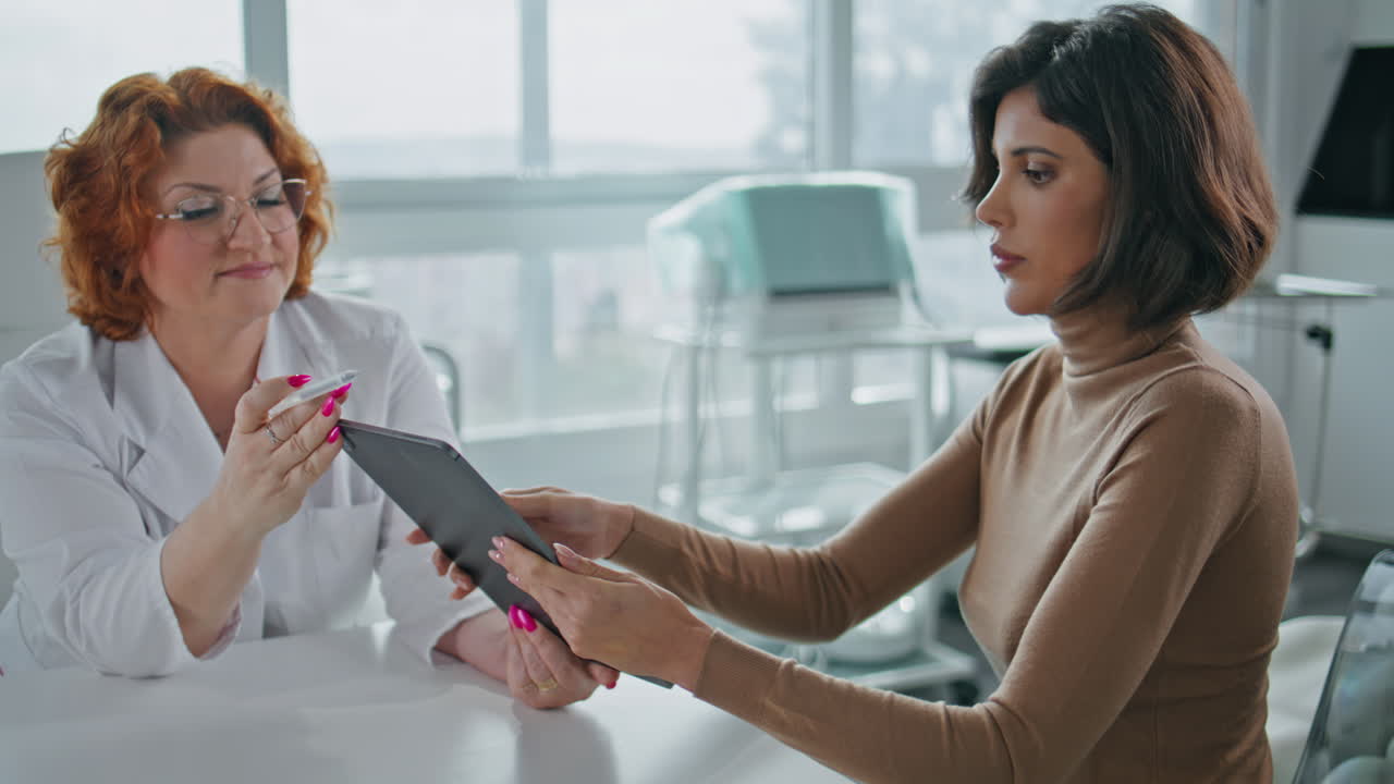 Medico consulta il paziente tramite tablet
