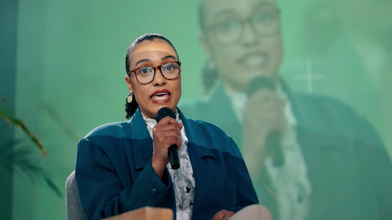 mujer haciendo una presentación