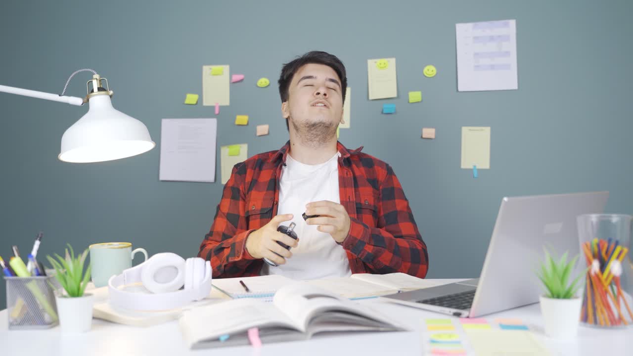 남성 학생이 향수를 뿌리고 있습니다.