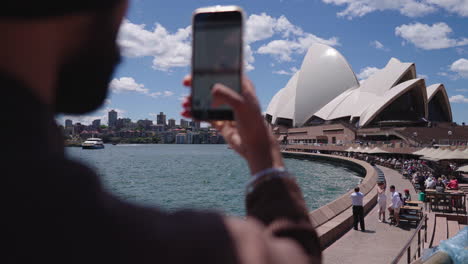 Indischer-Sikh-Mann-Mit-Smartphone-Fotografiert-Das-Opernhaus-Von-Sydney-In-New-South-Wales,-Australien