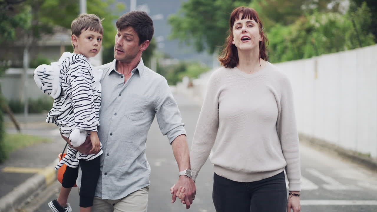 사랑스러운 젊은 가족 트릭 오브 트리팅