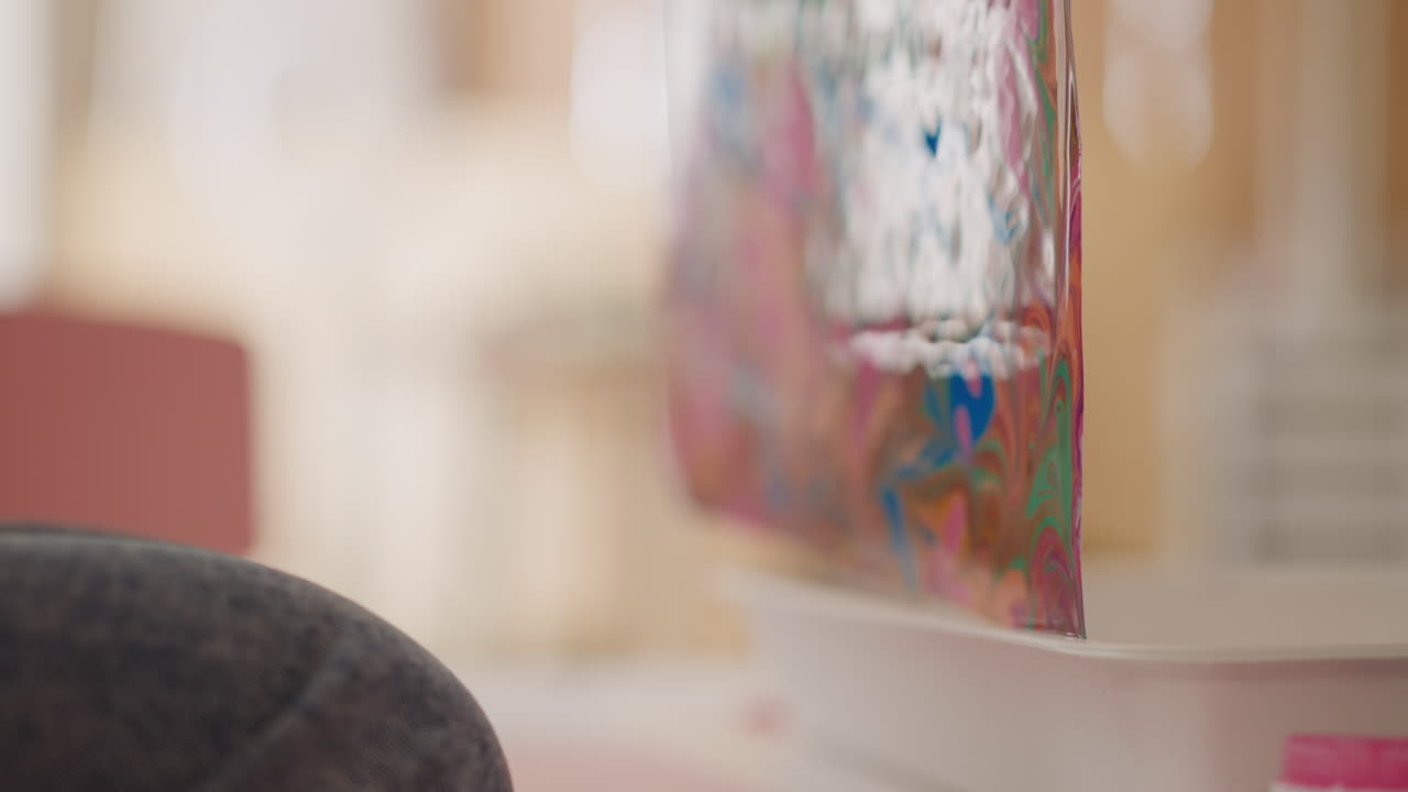 예술가 는 에브루 스타일 의 추상적 인 패턴 을 가진 시트 를 가져간다