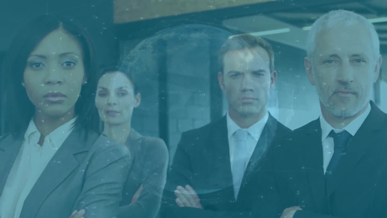 사무실에서 함께 서 있는 다양한 사업가들 위에 회전하는 지구의 애니메이션