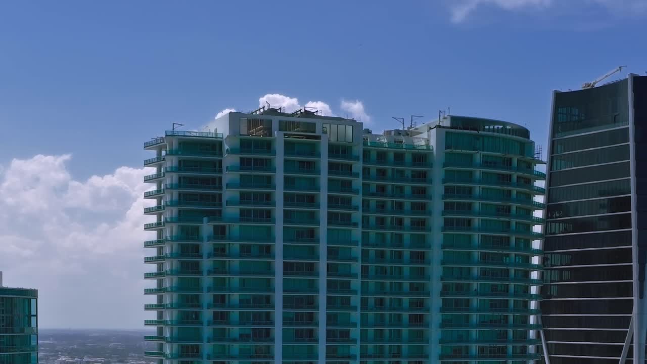 Veduta aerea di edifici a Miami con nuvole e cielo azzurro.