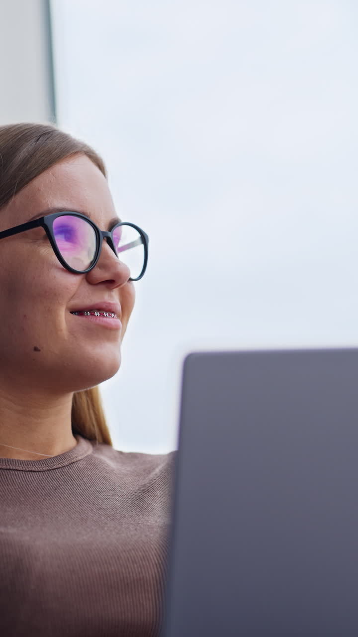 Mujer que trabaja en la computadora portátil