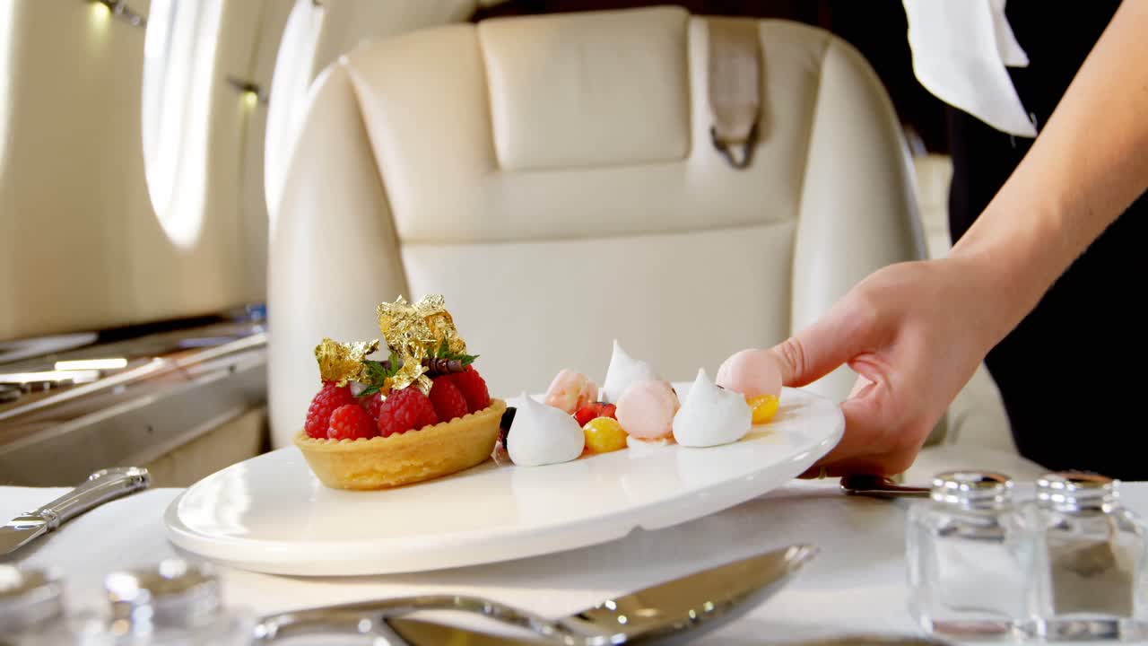 azafata sirviendo en un avión privado 4k