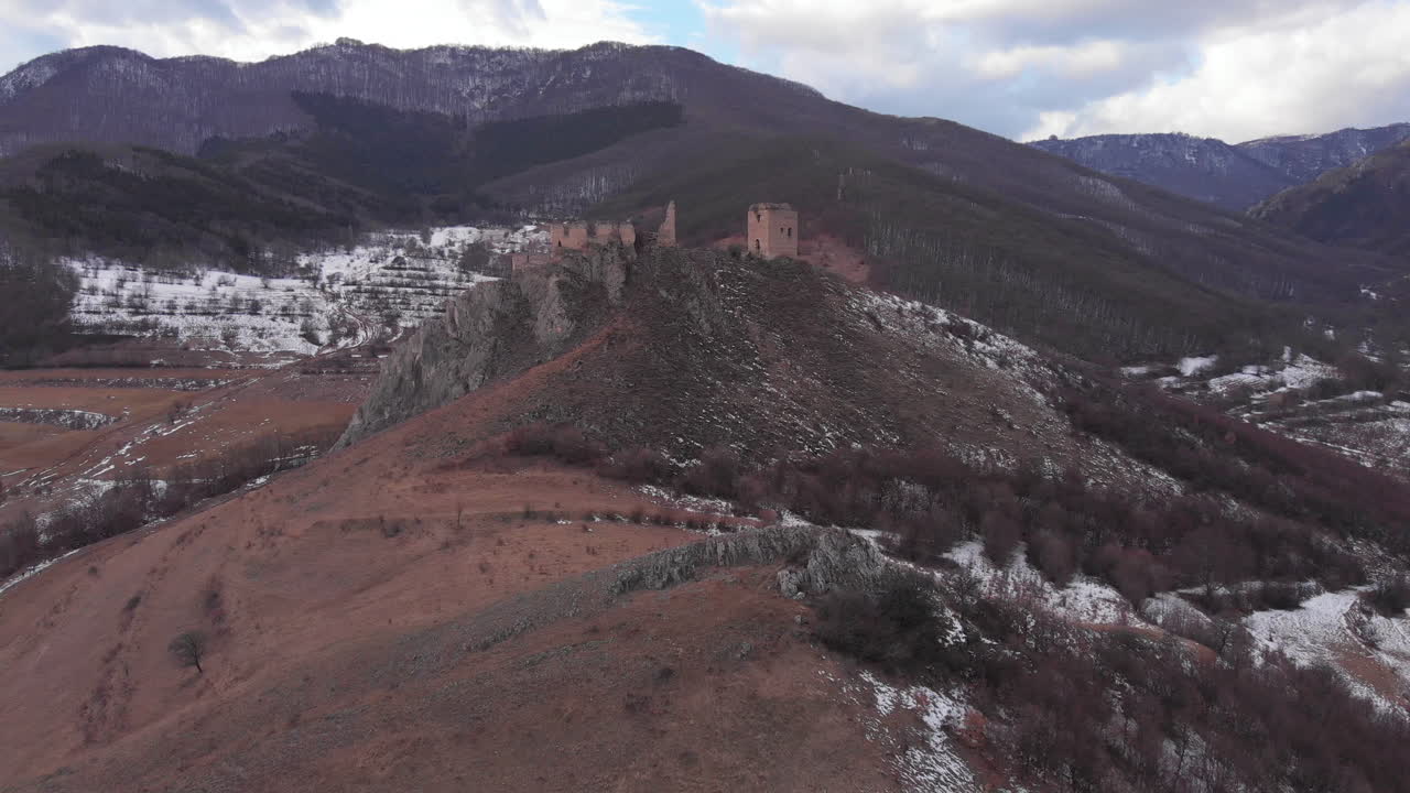 fortaleza de trascau en coltesti, rumania, vista desde un dron en un día de invierno