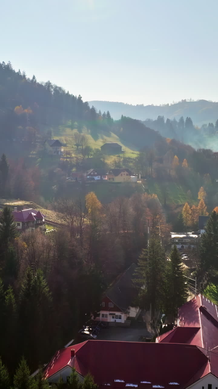 Vista aerea con drone del comune di Bran nella contea di Brașov, Transilvania, Romania. Verticale