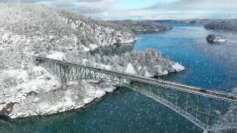 積極降雪的欺騙橋<unk>的空中拍攝