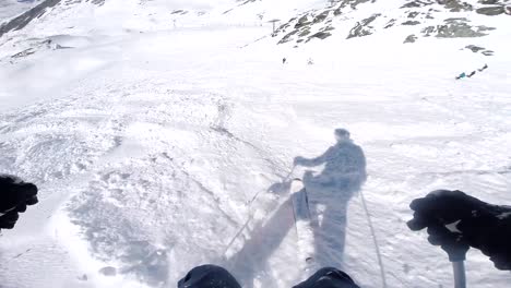 Punto-De-Vista-Del-Hombre-Esquiando-Fuera-De-Pista-Por-Una-Pendiente-Desafiante-Con-Fuertes-Nevadas-En-Francia,-Val-Thorens