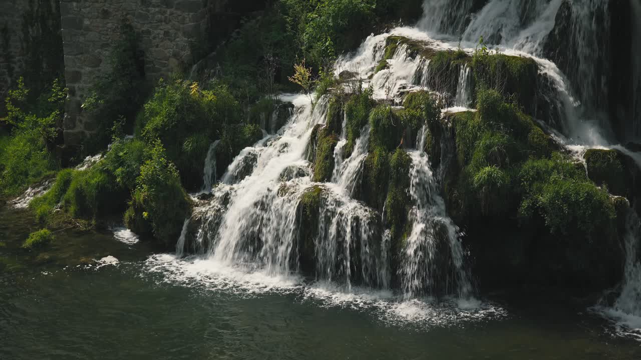 Suggestiva cascata che scende su rocce coperte di muschio a Rastoke, Croazia.
