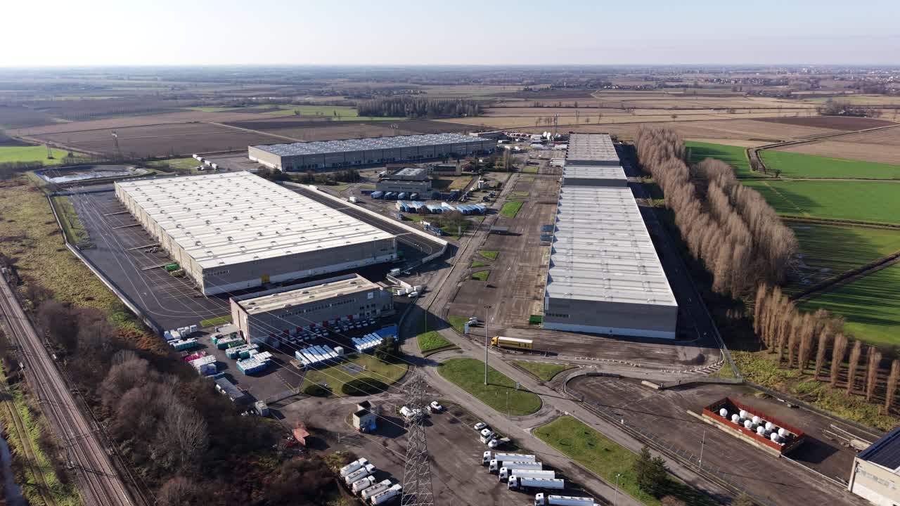 Vista aerea del moderno data center in Lombardia, Italia settentrionale