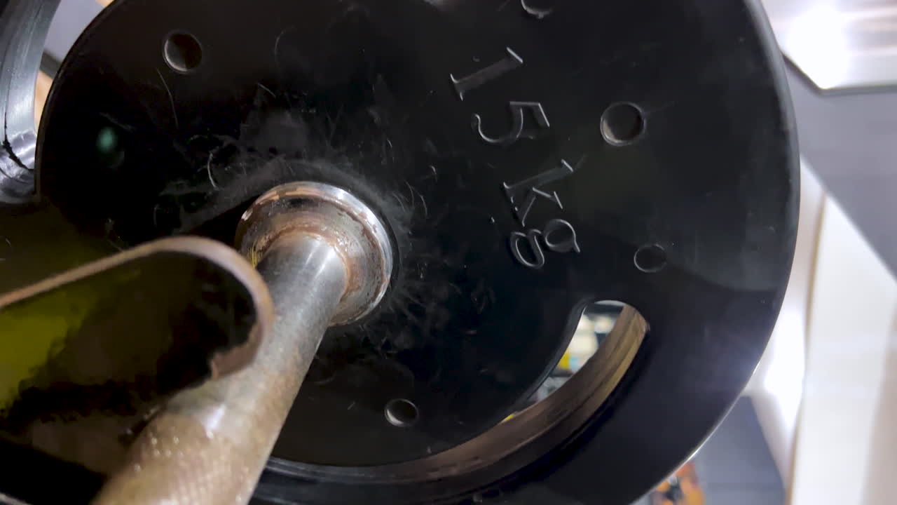 체육관 장비 에 무게 를 올리는 여자