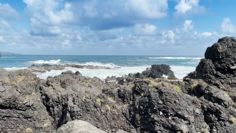 Una-Vista-Escénica-Y-Pintoresca-De-La-Costa-Rocosa-Hawaiana