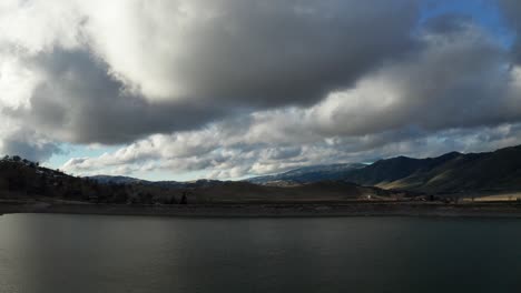 Luftbild-über-Den-Brite-Lake-In-Tehachapi,-Kalifornien