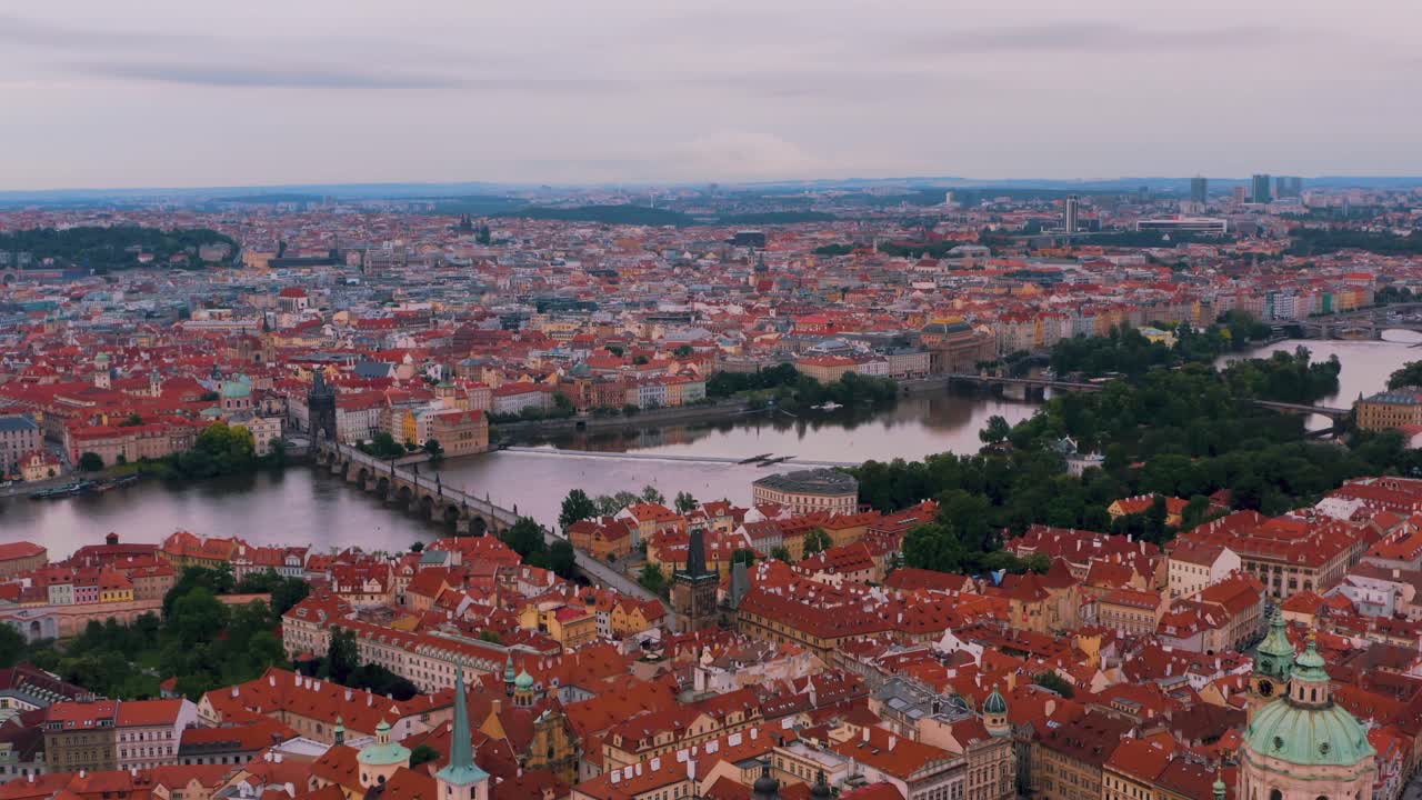 Vista aerea panoramica di Praga, Repubblica Ceca. Fiume Moldava, Ponte Carlo e paesaggio urbano, Drone