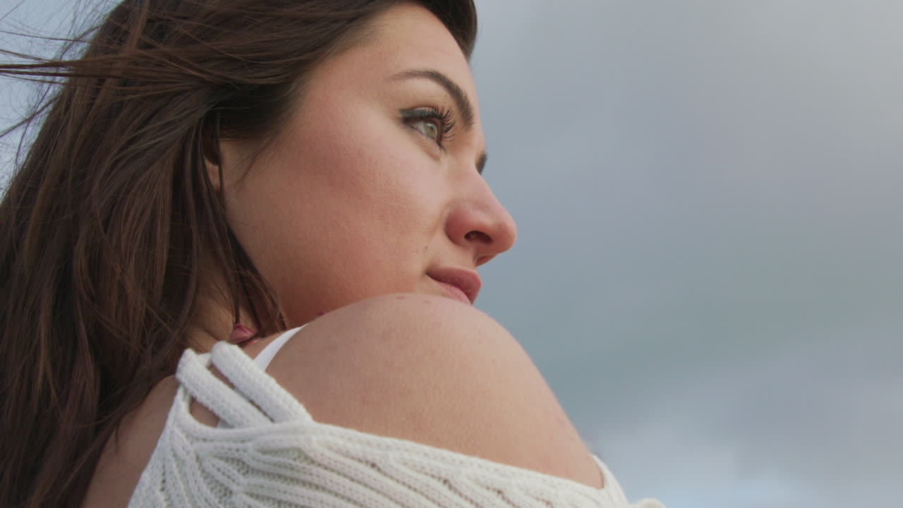 chica caucásica de unos 20 años parada sola afuera