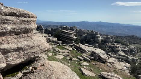 Breve-Recorrido-Por-Una-Zona-Montañosa-De-Caminos-Rocosos-A-Través-Del-Paisaje-Kárstico-En-El-Torcal-De-Antequera,-España