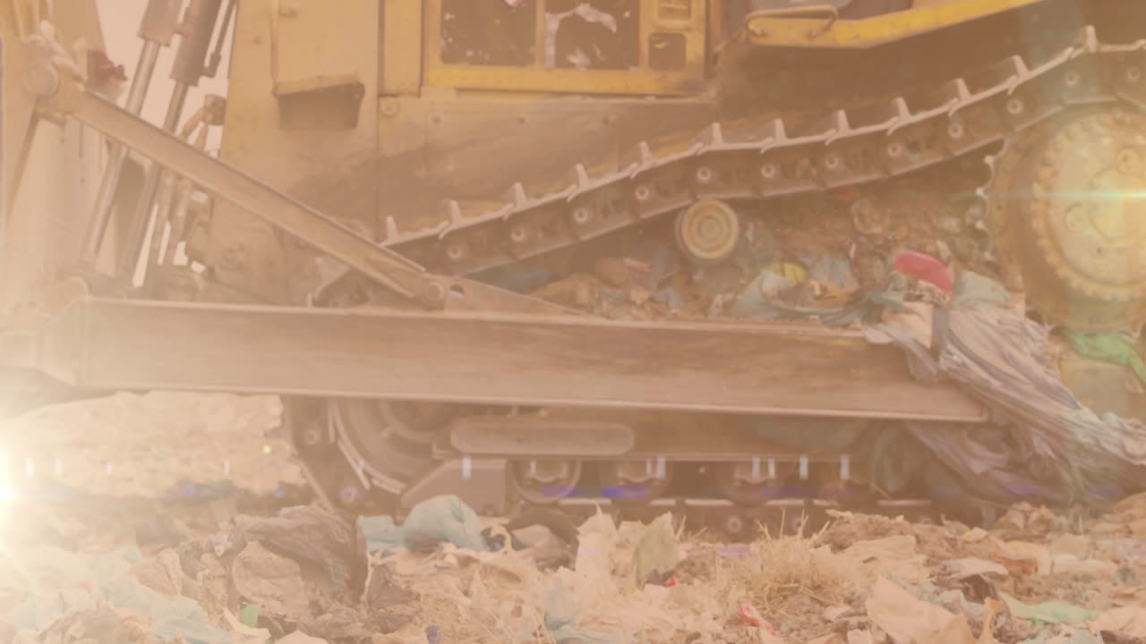 animación de una luz brillante sobre una excavadora en un sitio de eliminación de residuos