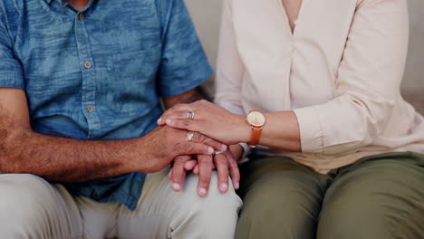 apoyo, empatía y pareja de ancianos tomados de la mano
