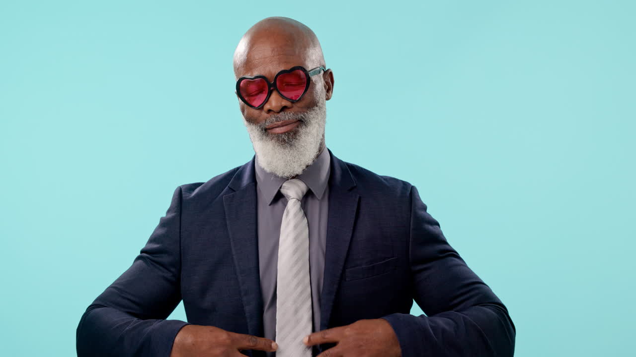 hombre de negocios, ok señal y estudio con sonrisa