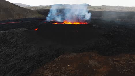 paisaje aéreo de la erupción volcánica en litli-hrutur, islandia, con lava y humo saliendo