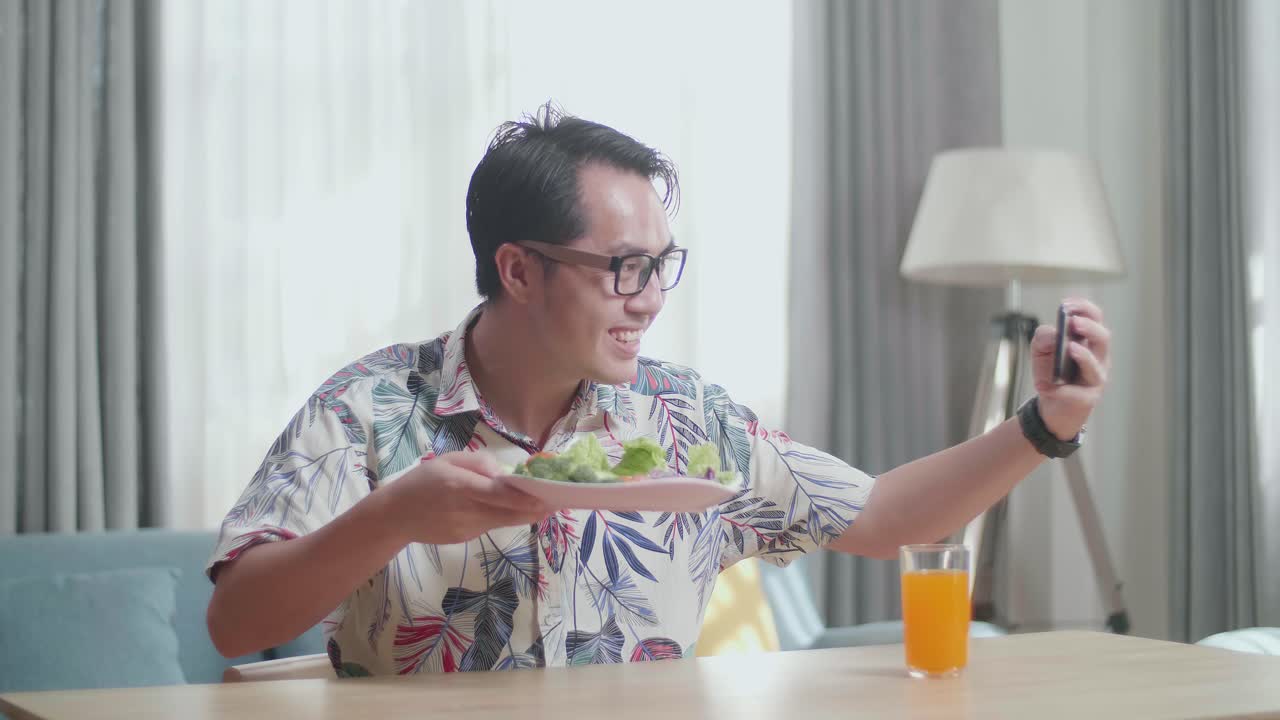 건강한 식사와 함께 셀피를 찍는 남자